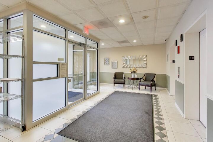 Property Photo:  1327 Brown Street 404  IL 60016 