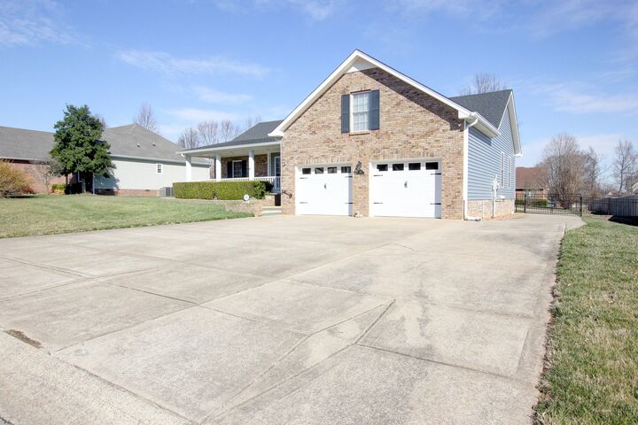 Property Photo:  102 Gallant Ct  TN 37043 