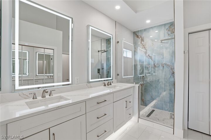 Property Photo: 2386 Magnolia Avenue 7816 FL 34112