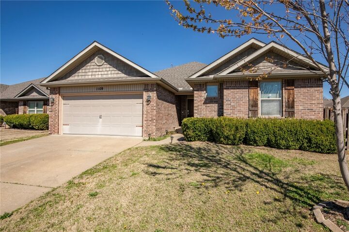 Property Photo:  1109 W Cunningham Avenue  AR 72758 