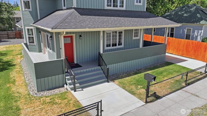 Property Photo: 607 N Kittitas Street WA 98926