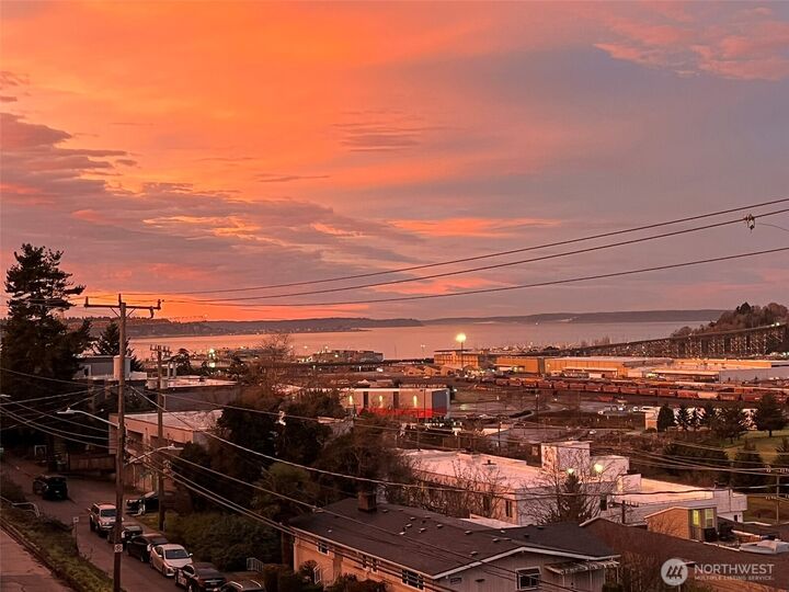 Property Photo: 2625 13th Avenue W 302 WA 98119