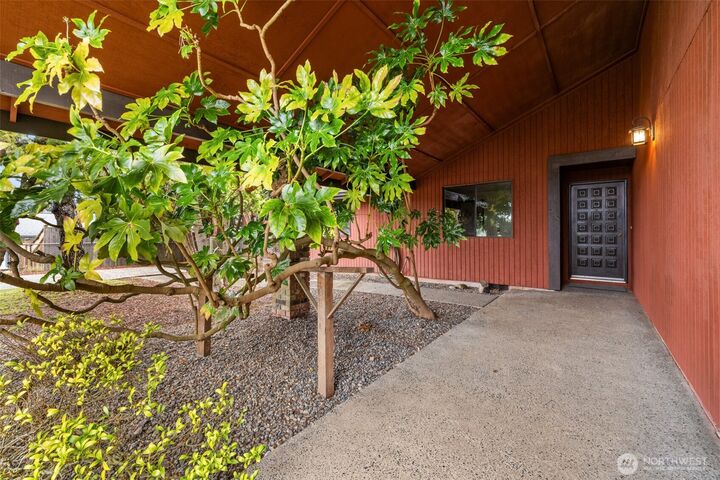 Property Photo:  210 E Hawthorne Place  WA 98362 