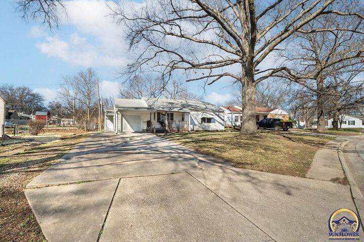 Property Photo:  1014 SE 30th St  KS 66605 