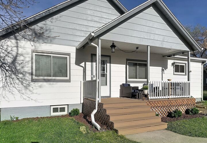 Property Photo:  858 N Burritt Avenue  WY 82834 