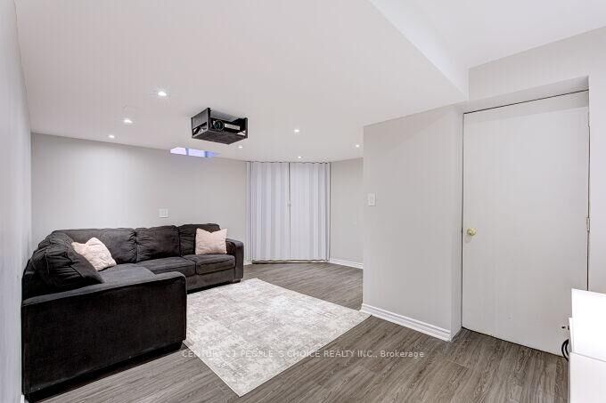 Property Photo:  49 Humber Forest Court  ON L4H 1N3 