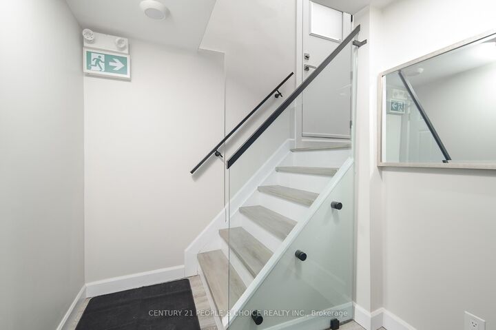 Photo de la propriété:  37 Bentworth Avenue Lower  ON M6A 1P1 