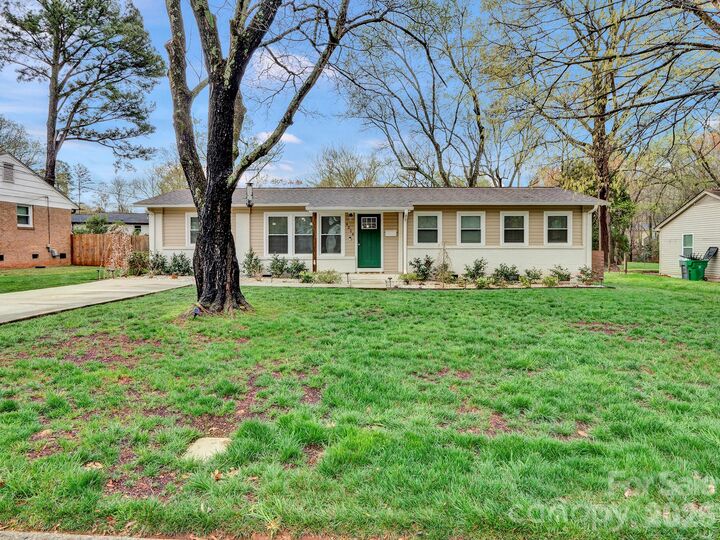 Property Photo:  4214 Vinetta Court  NC 28215 