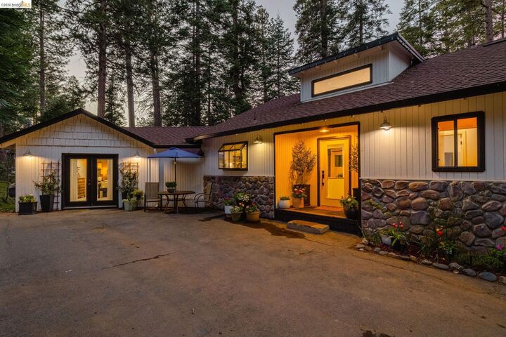 Property Photo:  19565 Wanita Ln  CA 95383 