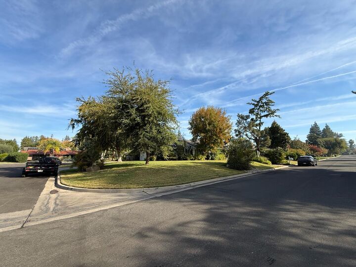 Property Photo:  2510 W Escalon Avenue  CA 93711 