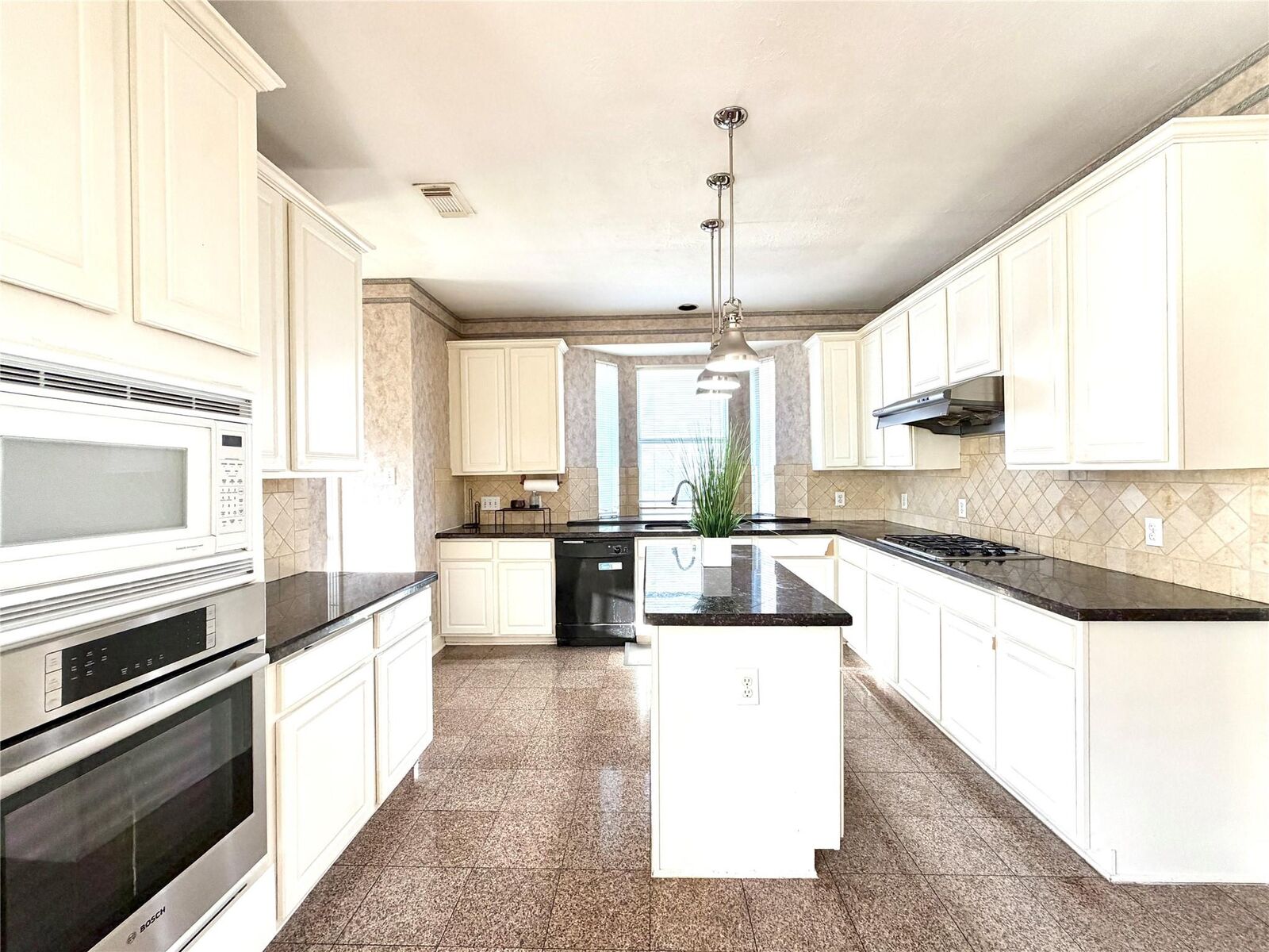 Property Photo: 1916 Lake Winds Drive TX 77459