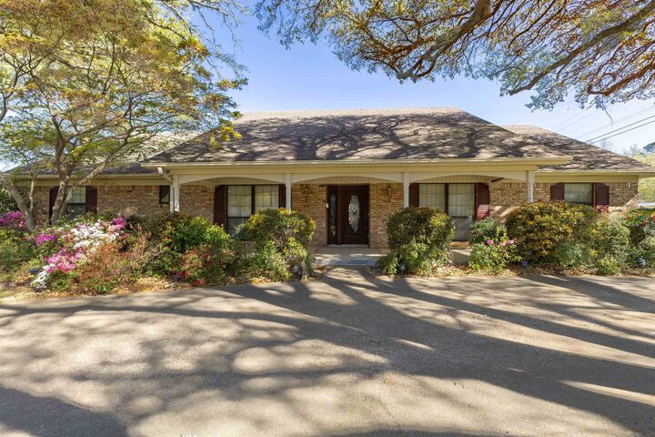 Property Photo: 800 Elizabeth St TX 75644