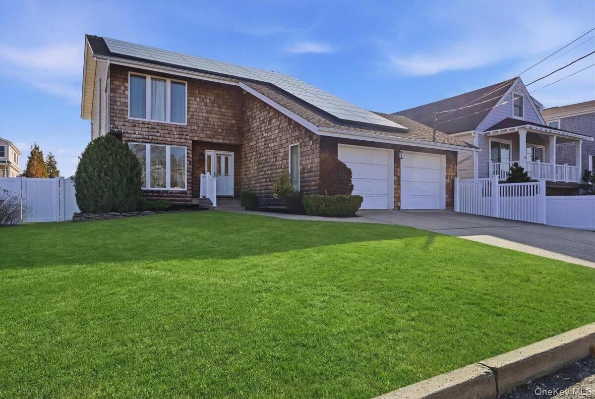 Property Photo:  141 Annuskemunnica Road  NY 11702 
