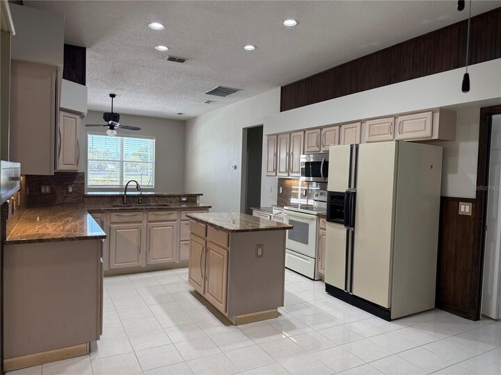 Property Photo: 2637 Shinoak Drive FL 32837
