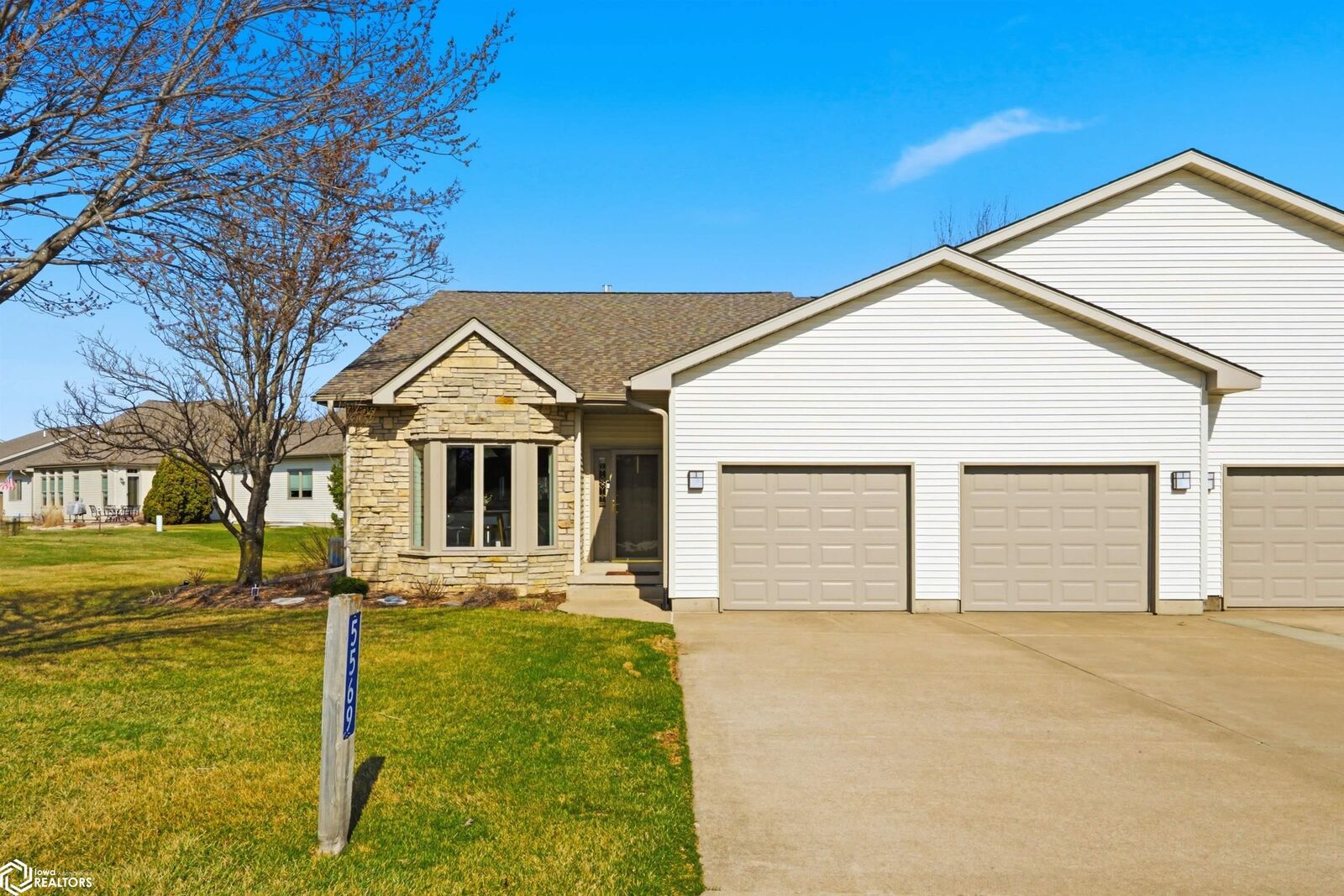 Property Photo:  5569 Oak Hills Drive  IA 52601 
