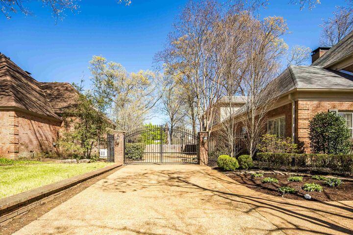 Property Photo: 6490 S Oak Shadows Cir TN 38119