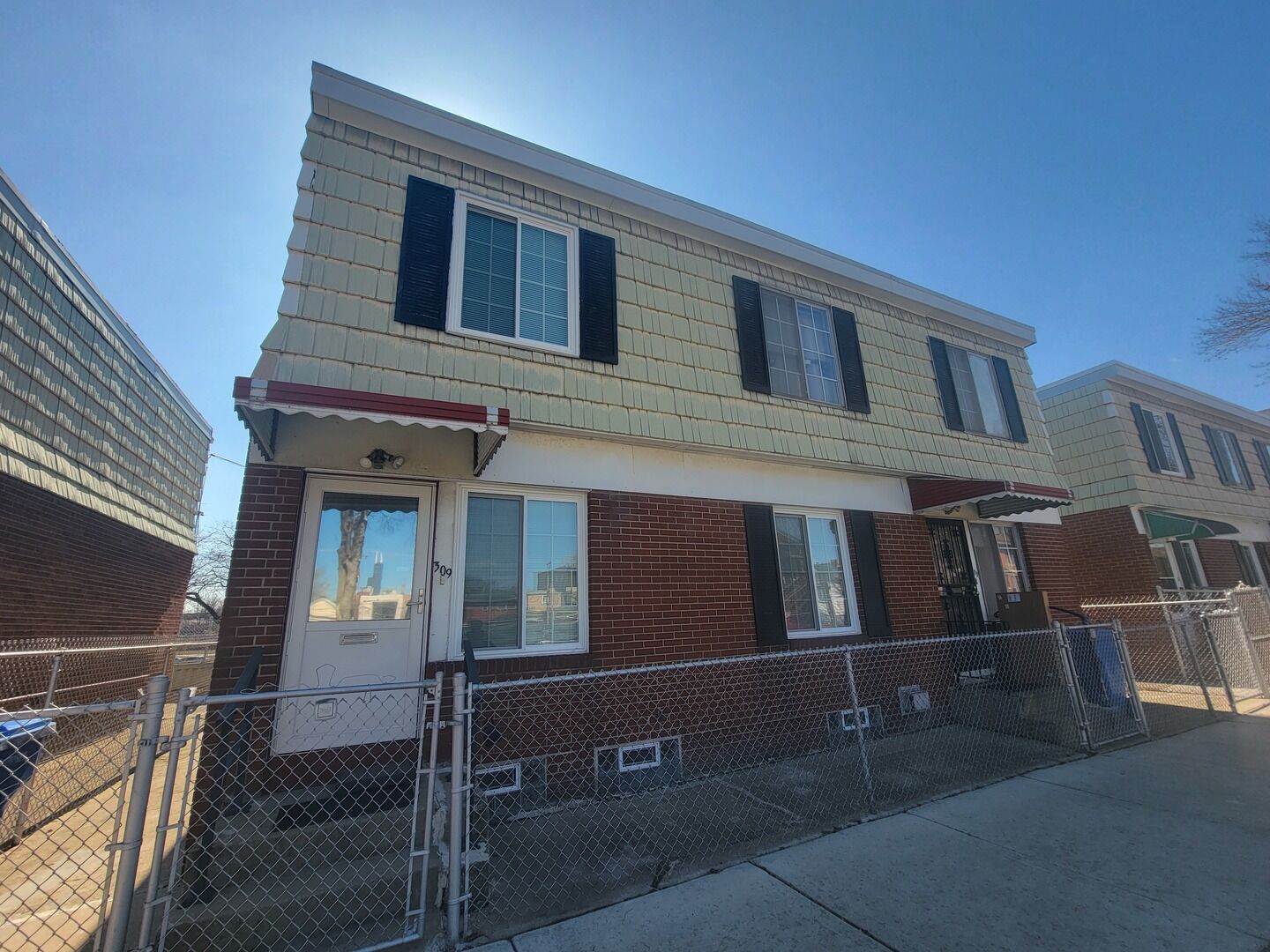 Property Photo:  309 W 24th Place Twhs  IL 60616 