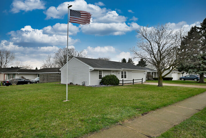 Property Photo:  910 Greenfield Drive  IL 60506 