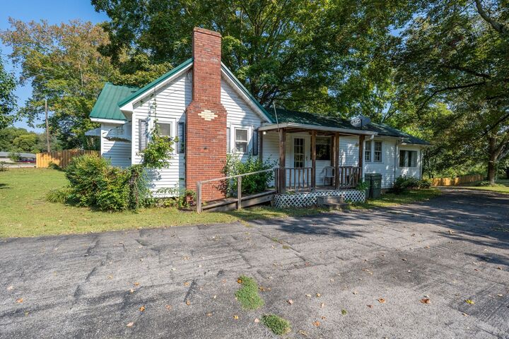 Property Photo:  2010 W Gaines St  TN 38464 