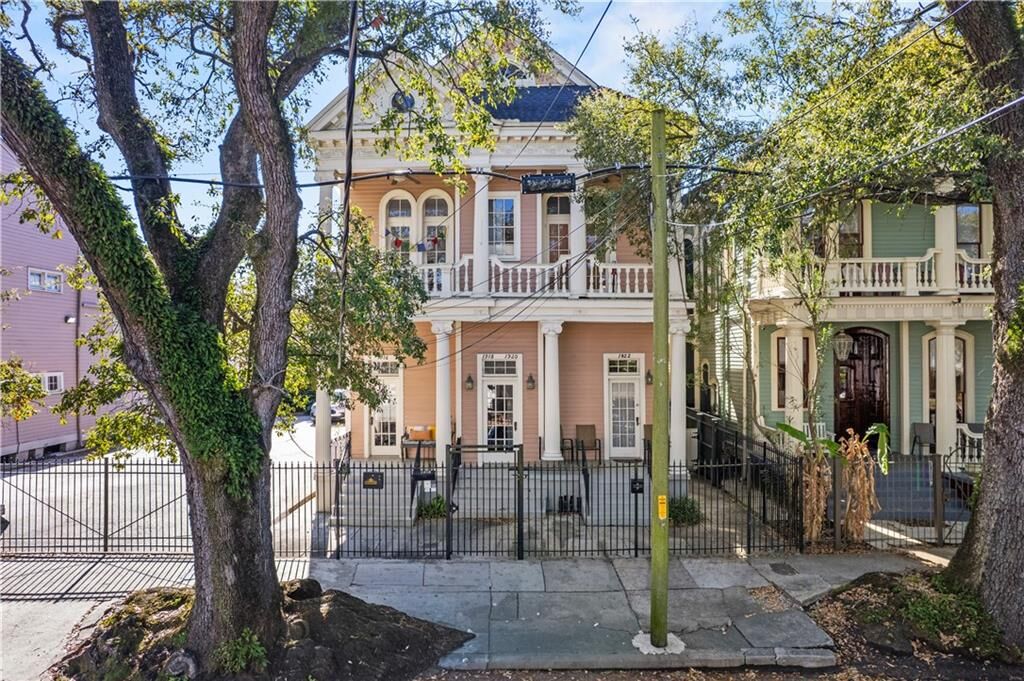 Property Photo:  1916 Prytania Street A  LA 70130 