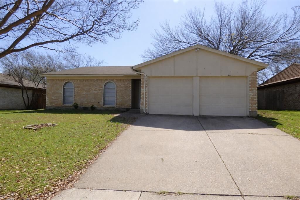 Property Photo:  533 Annapolis Drive  TX 76108 