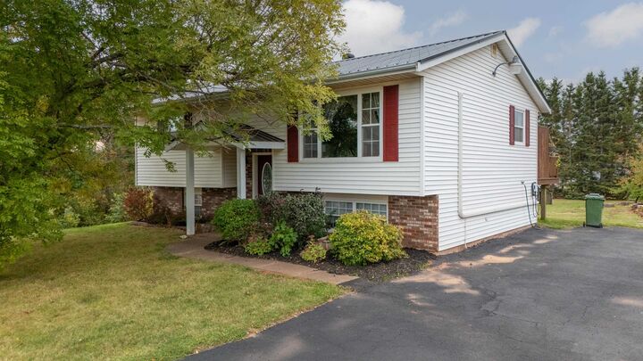 Photo de la propriété:  37 Robertson Road  PE C1C 1K6 