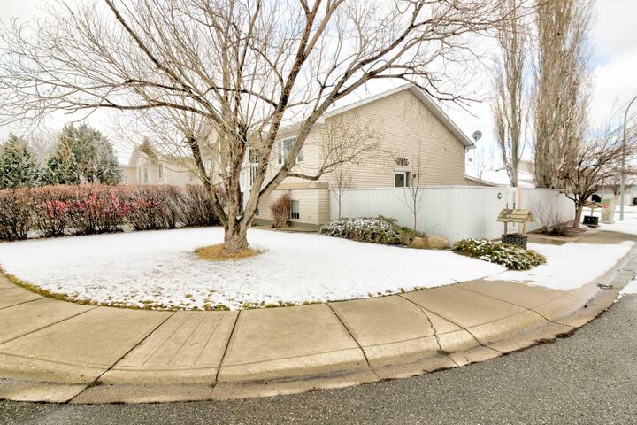 Photo de la propriété:  65 Ermineview Way N  AB T1H 6M8 