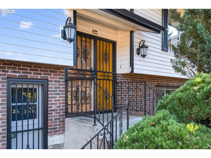 Property Photo:  820 NE 168th Pl  OR 97230 