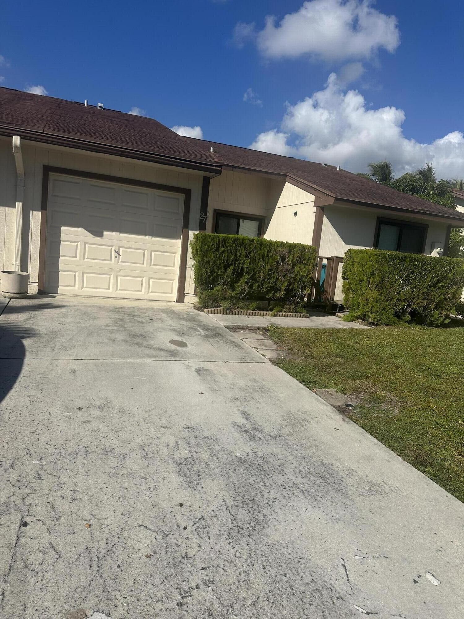 Property Photo: 27 Kensington Lane FL 33426