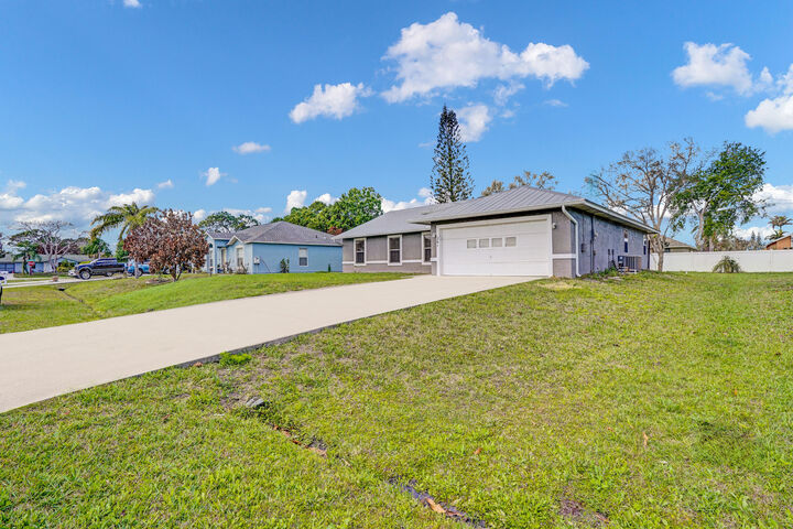 Property Photo:  261 SW Parish Terrace  FL 34984 