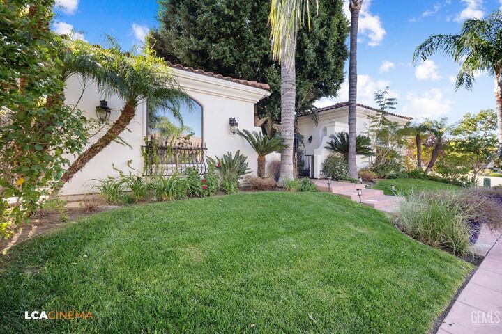 Property Photo:  15001 Colonia De Las Rosas  CA 93306 