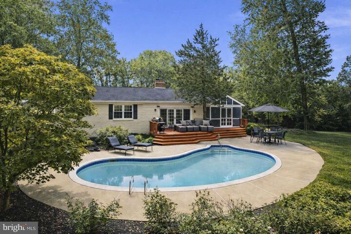 Property Photo:  9220 Forest Haven Drive  VA 22309 