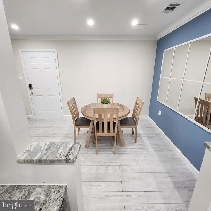 Property Photo:  255 S Pickett Street 102  VA 22304 