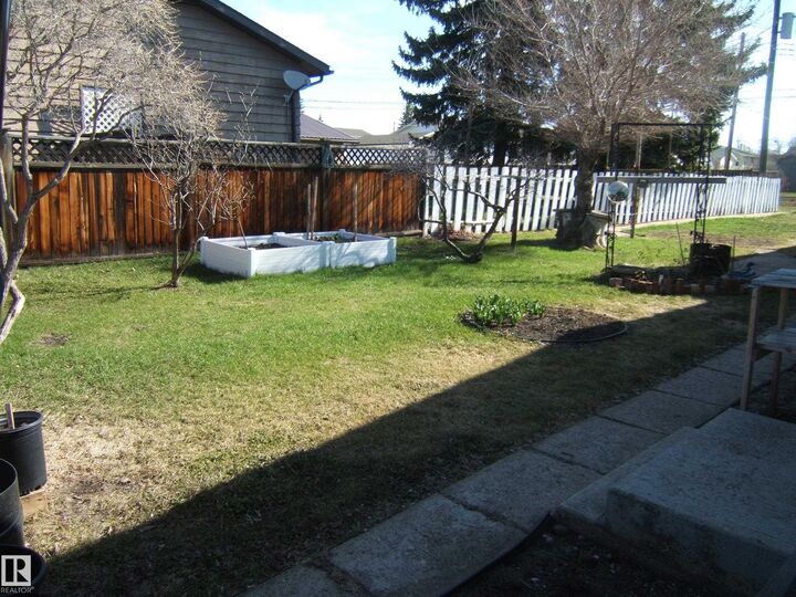 Property Photo: 4702 52 Avenue AB T0B 4K0