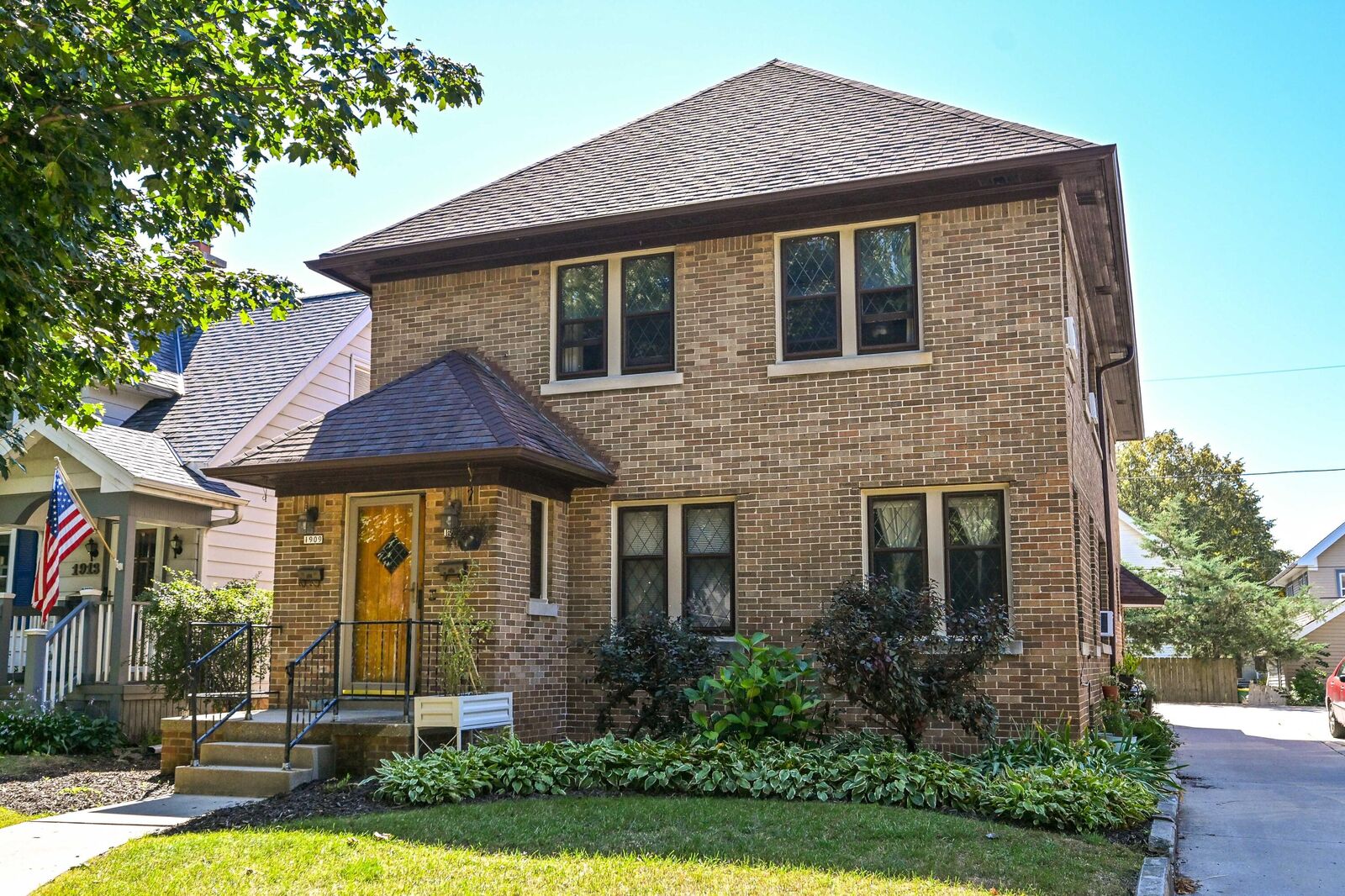 Property Photo:  1907 E Wood Pl 1909  WI 53211 