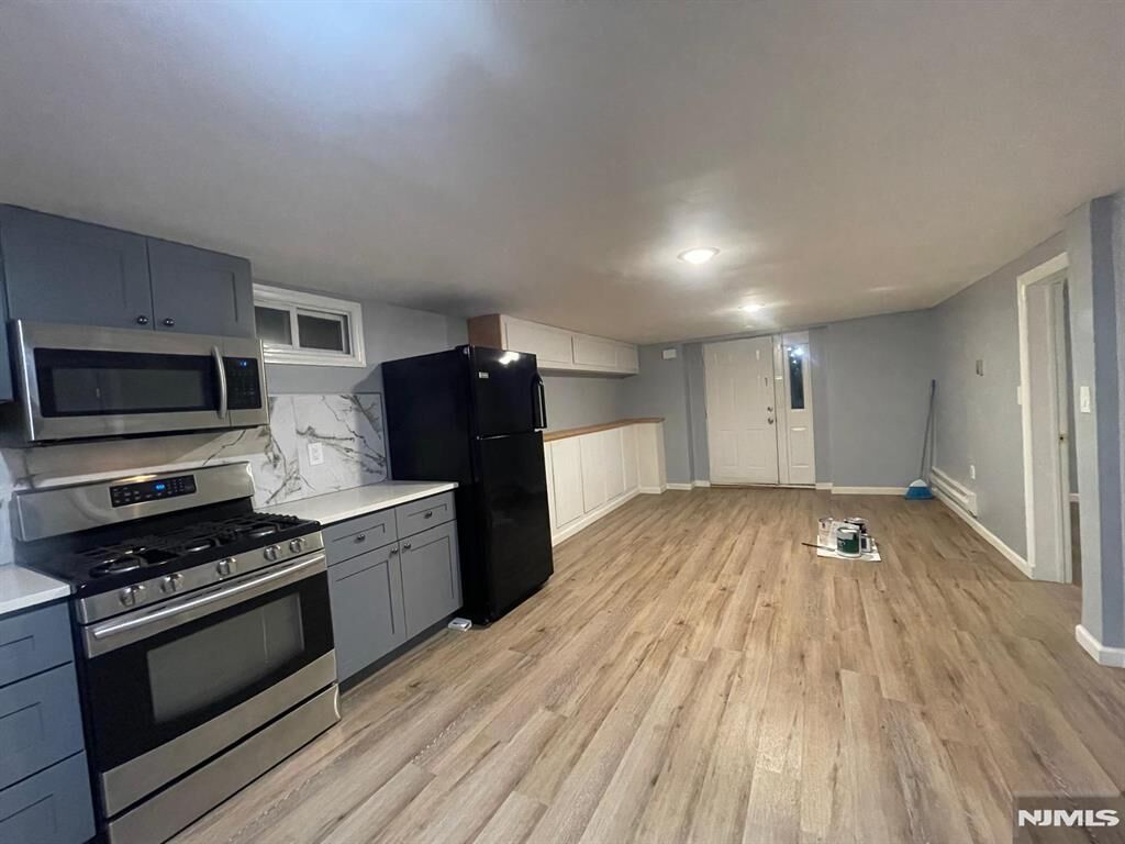 Property Photo:  309 Essex Street 5  NJ 07601 