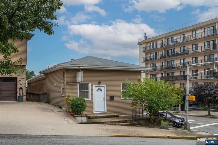 Property Photo:  418 E Brinkerhoff Avenue  NJ 07650 