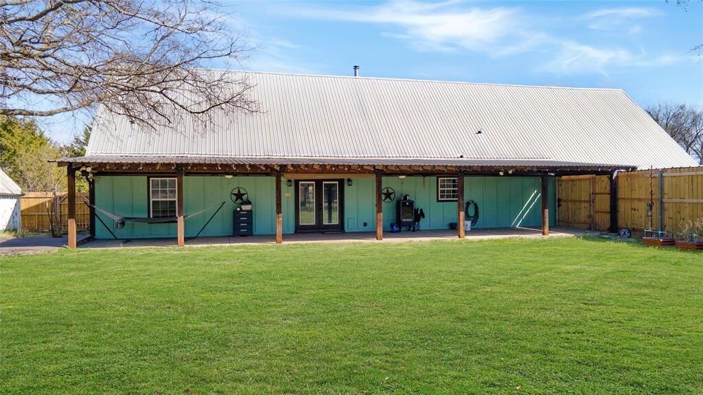 Property Photo:  1511 N Walnut Grove Road  TX 76065 