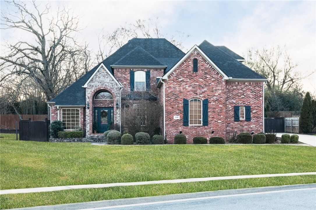 Property Photo:  2468 N Covington Park Boulevard  AR 72703 