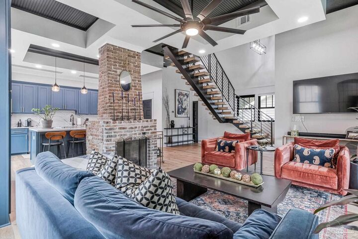 Property Photo: 412 E Belmont St FL 32501