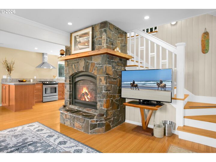 Property Photo: 806 NE Mast Ave OR 97367