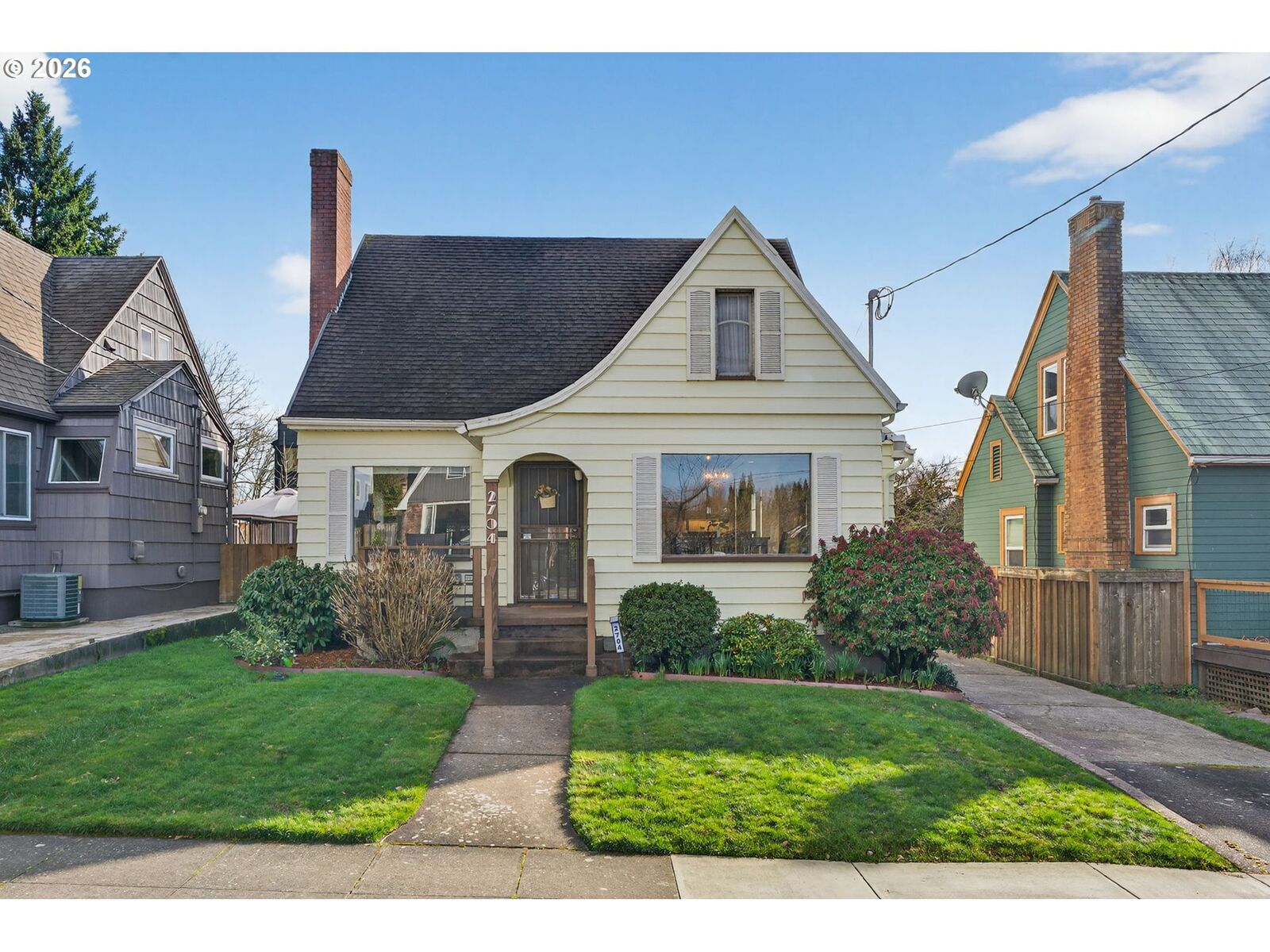 Property Photo:  2704 SE Harrison St  OR 97214 