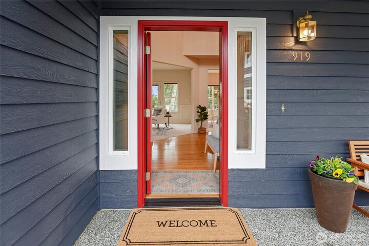 Property Photo:  919  Cherry Avenue NE  WA 98110 