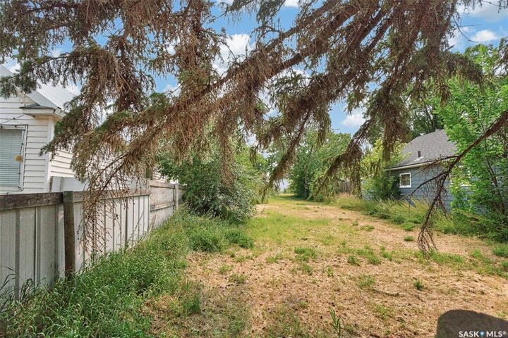 Property Photo:  59 Iroquois Street W  SK S6H 5A4 