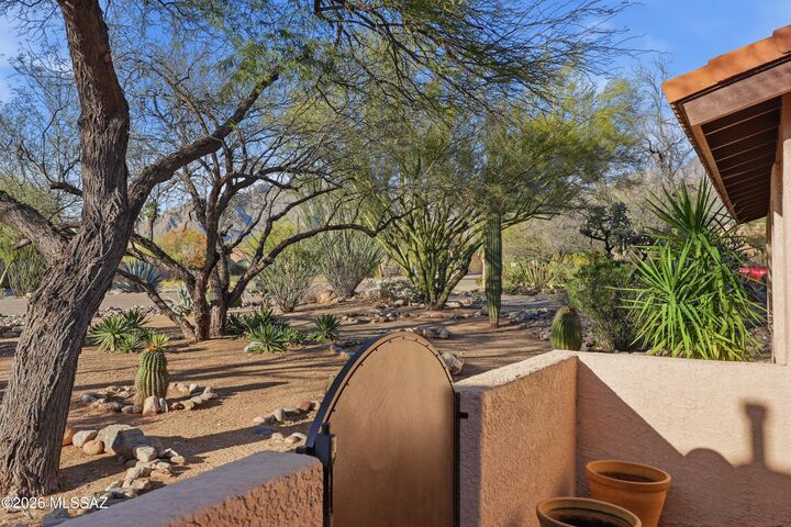 Property Photo:  962 E Calle Mariposa  AZ 85718 