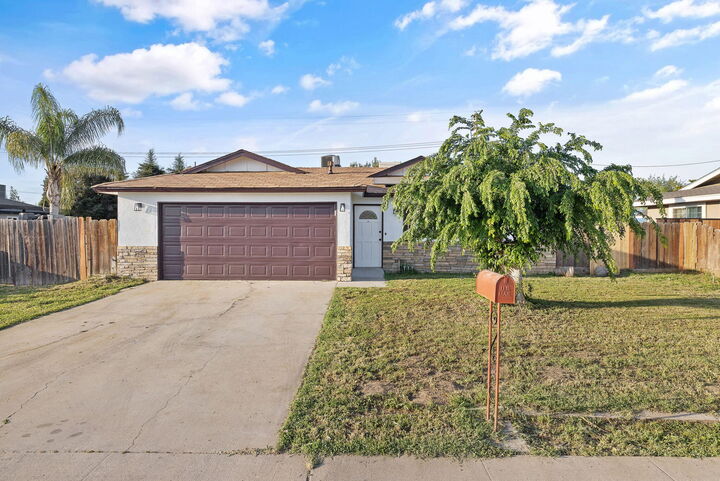 Property Photo:  444 E Citrus Drive  CA 93223 