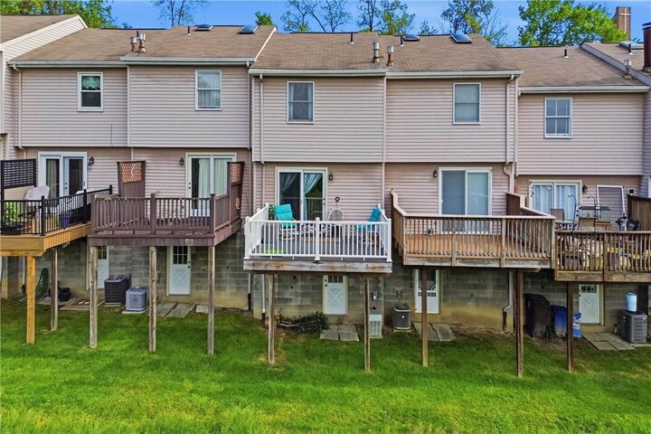 Property Photo:  313 Hamlet Ct  PA 15227 