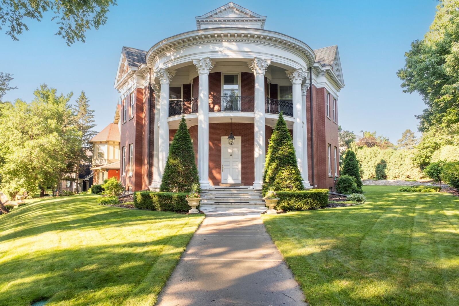 Property Photo:  1203 Mount Curve Avenue  MN 55403 