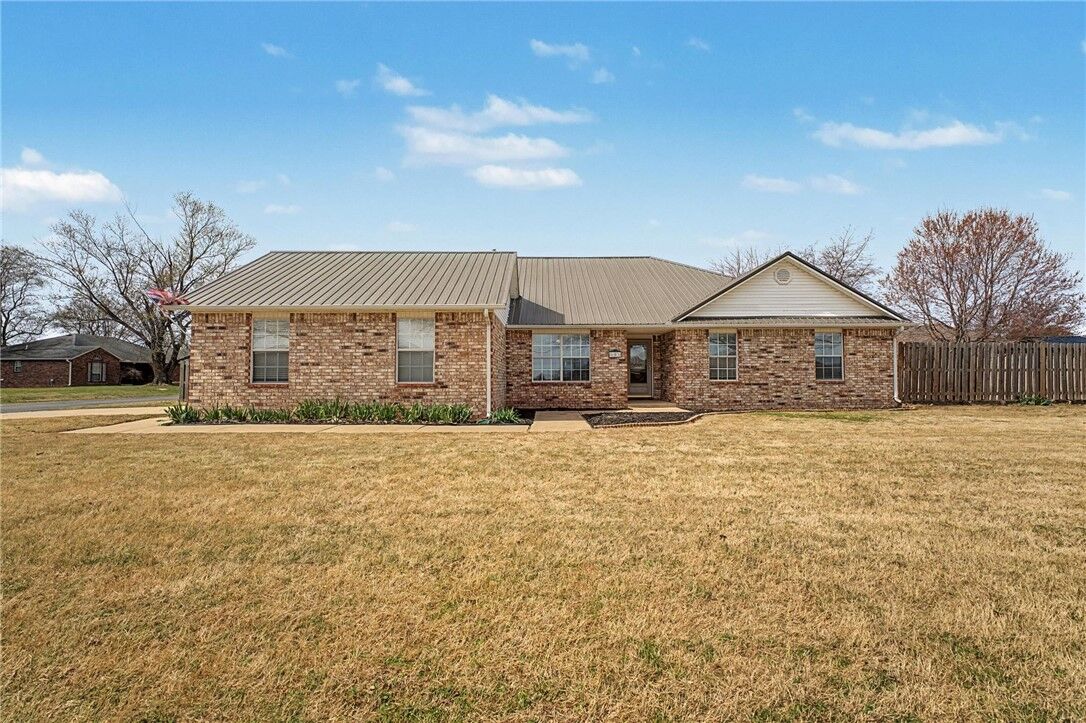 Property Photo:  801 Pinoak Street  AR 72719 