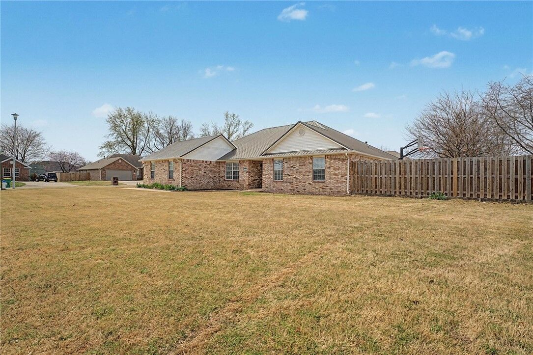 Property Photo:  801 Pinoak Street  AR 72719 
